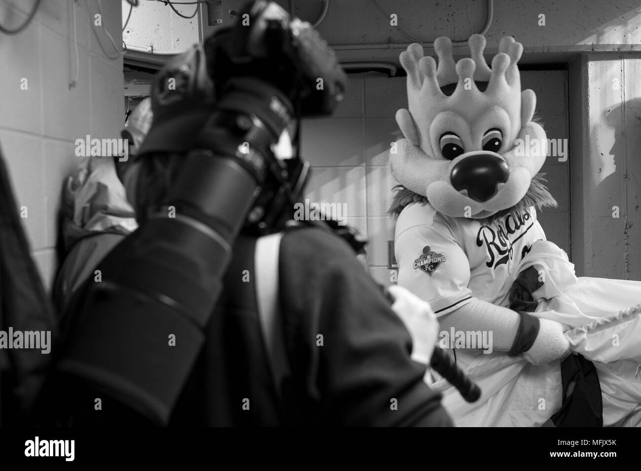 Kansas City, MO, USA. 25 Apr, 2018. Kansas City Royals Maskottchen Sluggerrr wartet das Feld An eingeben, bevor die Kansas City Royals auf die Milwaukee Brewers während des Spiels am Kauffman Stadium in Kansas City, MO. Kyle Rivas/Cal Sport Media/Alamy leben Nachrichten Stockfoto