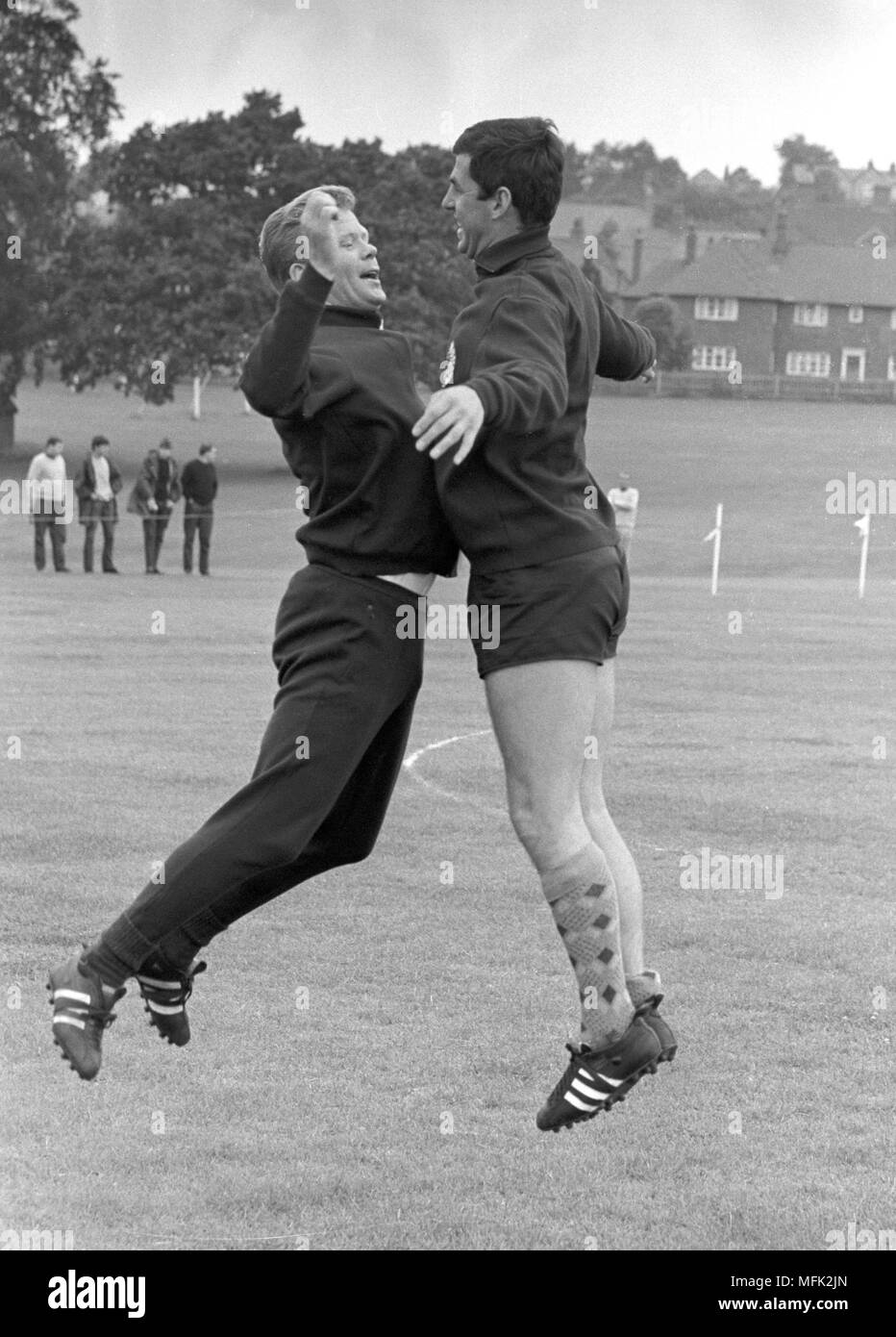 Fußball WM 1966 - Helmut Haller (L) und Lothar Emmerich haben Spaß beim Training in Ashbourne, am 20. Juli 1966. | Verwendung weltweit Stockfoto