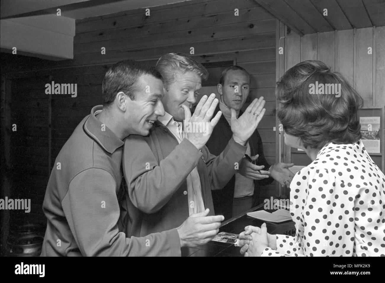 1966 Fussball WM - Deutsche Spieler Horst-Dieter Hoettges (L-R), Helmut Haller und Willi Schulz haben eine lustige Unterhaltung im Hotel. | Verwendung weltweit Stockfoto