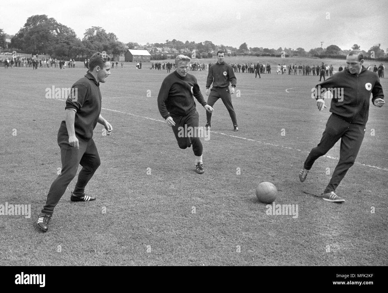 Fußball WM 1966 - Albert Bruells (L-R), Helmut Haller, Franz Beckenbauer und Willi Schulz während einer Schulung, am 18. Juli 1966. | Verwendung weltweit Stockfoto