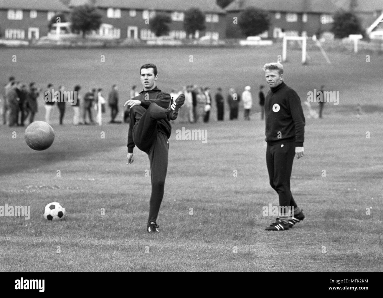 Fußball WM 1966 - Franz Beckenbauer (L) und Helmut Haller sind während eines Trainings sesseion, am 15. Juli 1966. | Verwendung weltweit Stockfoto