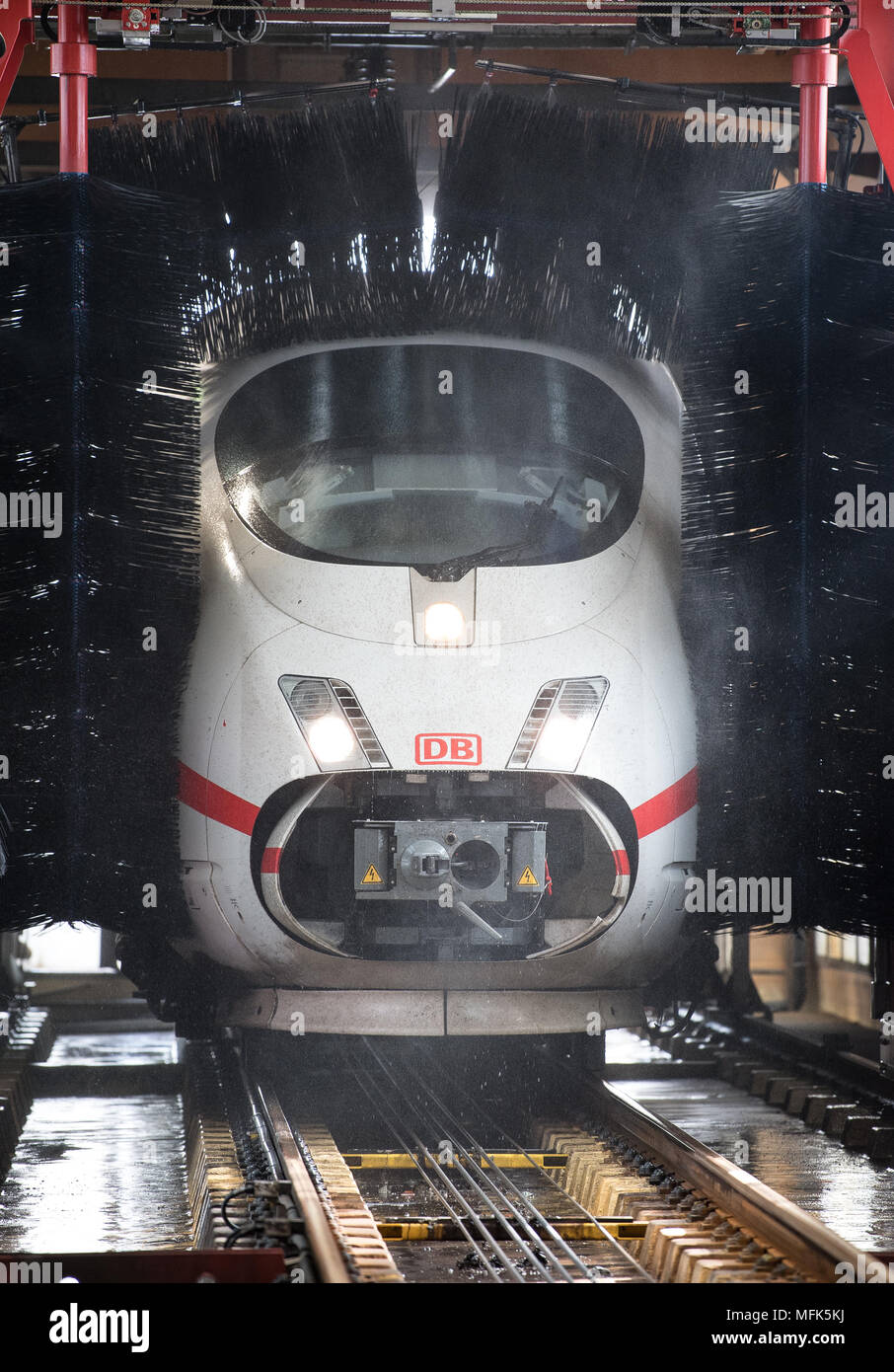 Frankfurt am Main, Deutschland. 26 Apr, 2018. 26.04.2018, Hessen, Frankfurt: ein ICE 3 ist im Zug Waschanlage der Deutschen Bahn in Frankfurt-Höchst mit Wasser abgespritzt. Deutsche Bahn startet Frühjahrsputz für Ihre Züge. Credit: Fabian Sommer/dpa/Alamy leben Nachrichten Stockfoto