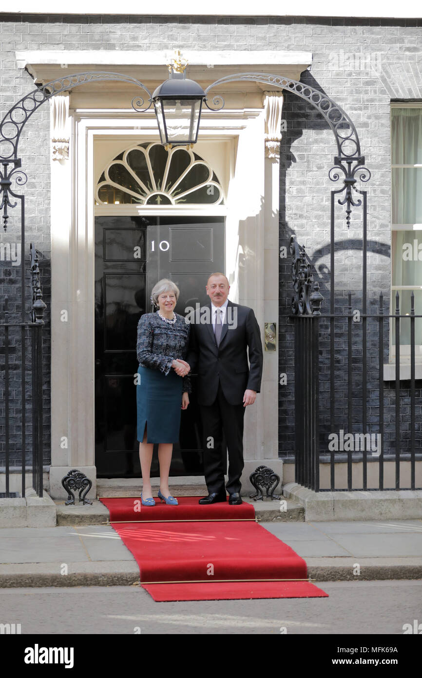 London, Großbritannien. 26. April 2018. Der britische Premierminister, Theresa May begrüßt der Präsident der Republik Aserbaidschan, Ilham Alijew, Downing Street, London, UK Credit: Chris Aubrey/Alamy leben Nachrichten Stockfoto