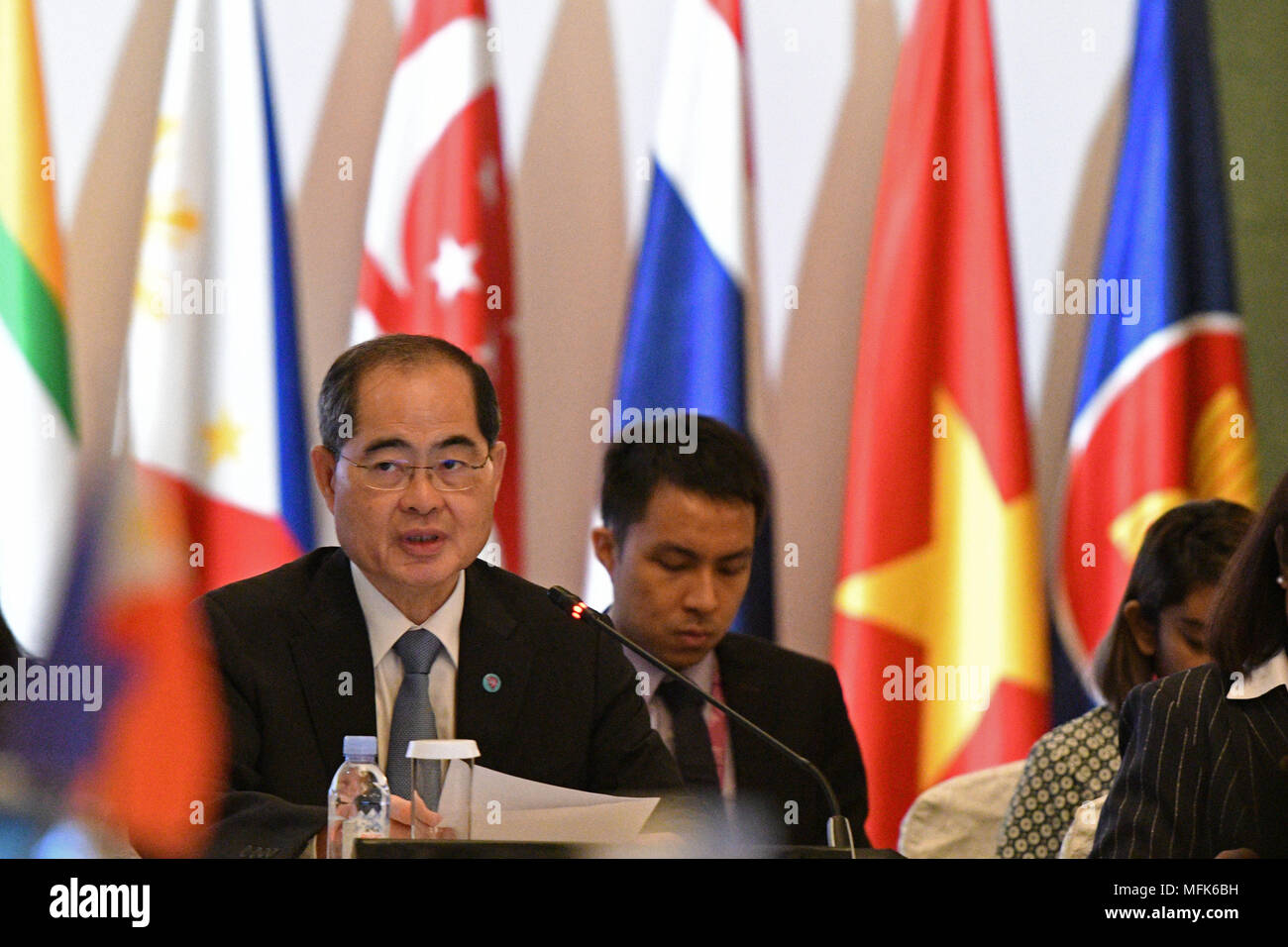 Singapur. 26 Apr, 2018. Singapurs Minister für Handel und Industrie (Handel) Lim Hng Kiang liefert eine Eröffnungsrede auf dem 16. ASEAN-Wirtschaftsgemeinschaft (AEC) Tagung des Rates in Singapur, 26. April 2018. Lim sagte am Donnerstag, dass der Verband Südostasiatischer Nationen (ASEAN) in die neu entstehenden globalen Trends abgestimmt zu bleiben und schärfen Sie die Value Proposition mehr Zukunft zu werden und weltweit bereit. Credit: Dann Chih Wey/Xinhua/Alamy leben Nachrichten Stockfoto
