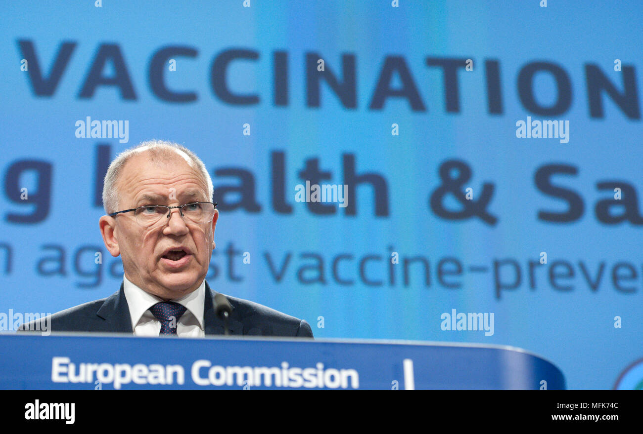 Brüssel, Belgien. 26 Apr, 2018. Vytenis ANDRIUKAITIS, EU-Kommissar für Gesundheit und Lebensmittelsicherheit hält eine Pressekonferenz über die "eHealth" und eine Reihe von Empfehlungen für Impfstoff - vermeidbare Krankheiten Sitz der Europäischen Kommission in Brüssel, Belgien, am 26.04.2018 von Wiktor Dabkowski | Verwendung der weltweiten Kredit: dpa/Alamy leben Nachrichten Stockfoto