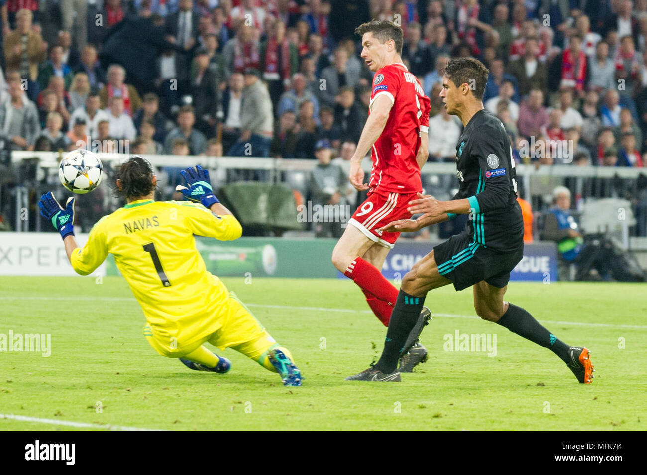 Die größte Chance zum Ausgleich hat Robert Lewandowski (mi., M) gegen Torwart KEYLOR Navas (links, REAL) und Raphael VARANE (REAL), Action, Kampf um den Ball, goalchance, vergeben, letzte große, Fußball Champions League, Halbfinale, FC Bayern München (M) - Real Madrid (REAL) 1:2 am 25.04.2018 in der Allianz Arena in München/Deutschland. | Verwendung weltweit Stockfoto