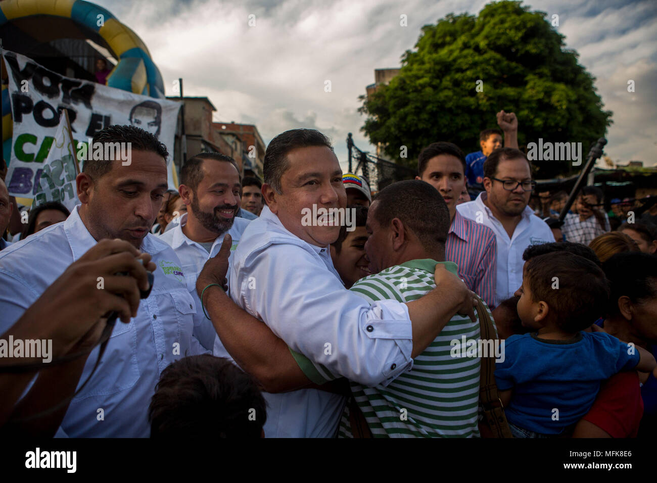 25. April 2018, Venezuela, Caracas: Der Kandidat Javier Bertucci (M) Umarmungen Anhänger auf einer Wahlkampfveranstaltung. Der evangelische Pastor wird in der kommenden Wahlen vom 20. Mai erscheinen für die Partei 'Esperanza para un Cambio" (Hoffnung auf Veränderung) gegen die aktuelle Staatsoberhaupt Maduro. Gleichwohl waren viele Staaten und internationale Organisationen befürchten, dass die Wahlen nicht frei und fair sein. Foto: Manaure Quintero/dpa Stockfoto