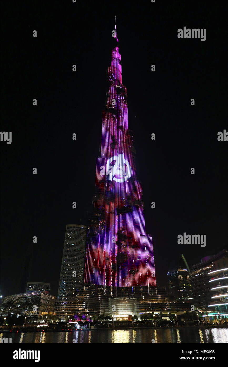 Dubai, VAE. 26. April 2018. Der Burj Dubai, dem höchsten Gebäude der Welt, wurde mit Film Szenen aus dem Marvel Avengers Infinity Krieg beleuchtet die Einführung des Films in Dubai, UAE zu fördern. Quelle: Paul Brown/Alamy leben Nachrichten Stockfoto