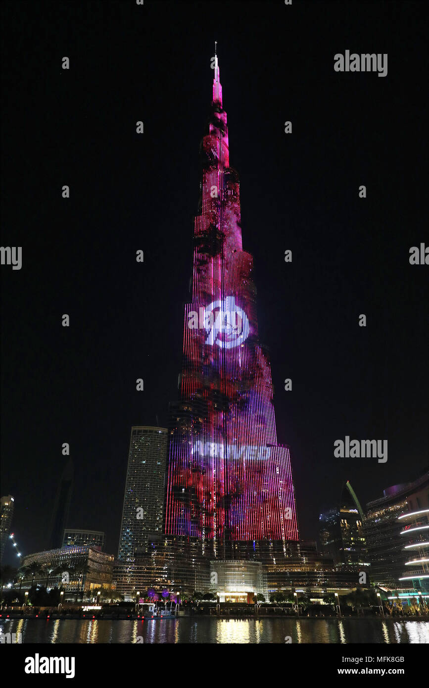 Dubai, VAE. 26. April 2018. Der Burj Dubai, dem höchsten Gebäude der Welt, wurde mit Film Szenen aus dem Marvel Avengers Infinity Krieg beleuchtet die Einführung des Films in Dubai, UAE zu fördern. Quelle: Paul Brown/Alamy leben Nachrichten Stockfoto