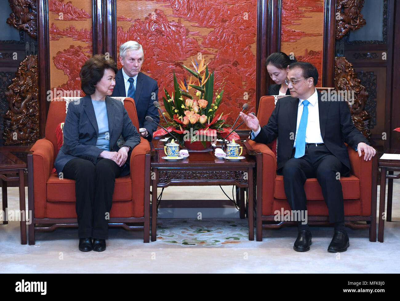 Peking, China. 26 Apr, 2018. Chinesische Ministerpräsident Li Keqiang (R) trifft sich mit Elaine Chao, die US-Staatssekretär für Verkehr, der in Peking ist für das 9. jährliche Treffen der China-USA Transport Forum, in Peking, der Hauptstadt von China, 26. April 2018. Quelle: Rao Aimin/Xinhua/Alamy leben Nachrichten Stockfoto