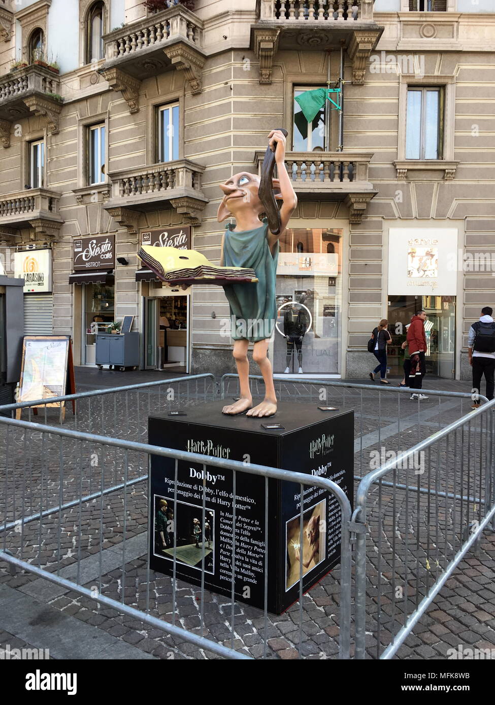 Milano, Dobby elfo domestico del mondo di Harry Potter Grande curiosità in Città per le Statue che annunciano ein Breve l'arrivo della Mostra dedicata Al mondo di Harry Potter. Nella foto Dobby, l'Elfo domestico, esposto da oggi. Stockfoto