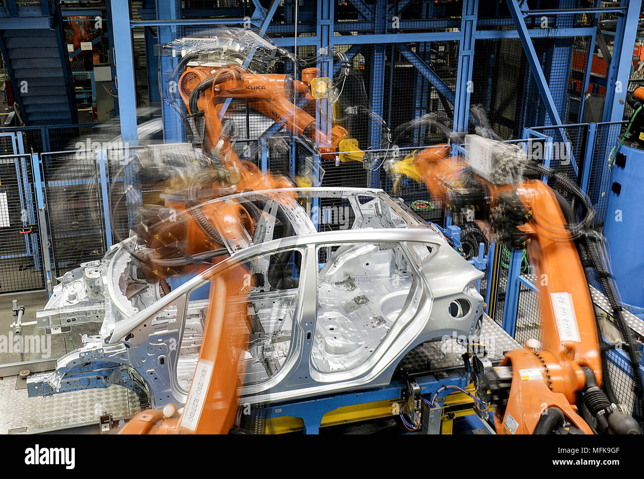 Eingereicht. - 24. April 2018, Deutschland, Köln: Roboter Montage einer  Karosserie im Ford-Werk in Köln. (Foto mit langer Belichtungszeit). Foto:  Oliver Berg/dpa Stockfotografie - Alamy