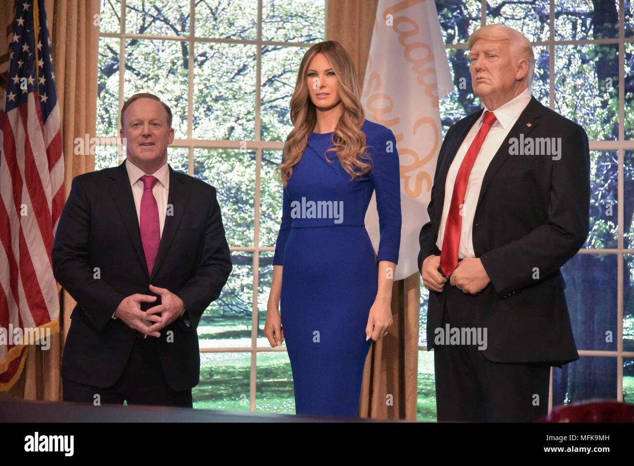 New York, USA. 26 Apr, 2018. Sean Spicer enthüllt die ersten Madame Tussauds Melania Trump Abbildung bei der Einführung der "Melania eine Stimme Erfahrung bei Madame Tussauds am 25. April 2018 in New York City. Credit: Erik Pendzich/Alamy leben Nachrichten Stockfoto