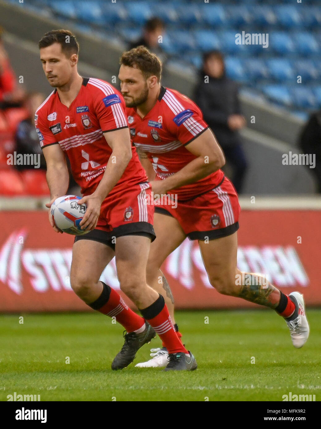 Manchester, Großbritannien. 26 April 2018, AJ Bell Stadium, Manchester, England; Betfred Super League Rugby, Runde 13, Salford Roten Teufel v St Helens; Jack Littlejohn von Salford Roten Teufel tritt für touch Credit: Aktuelles Bilder/Alamy leben Nachrichten Stockfoto