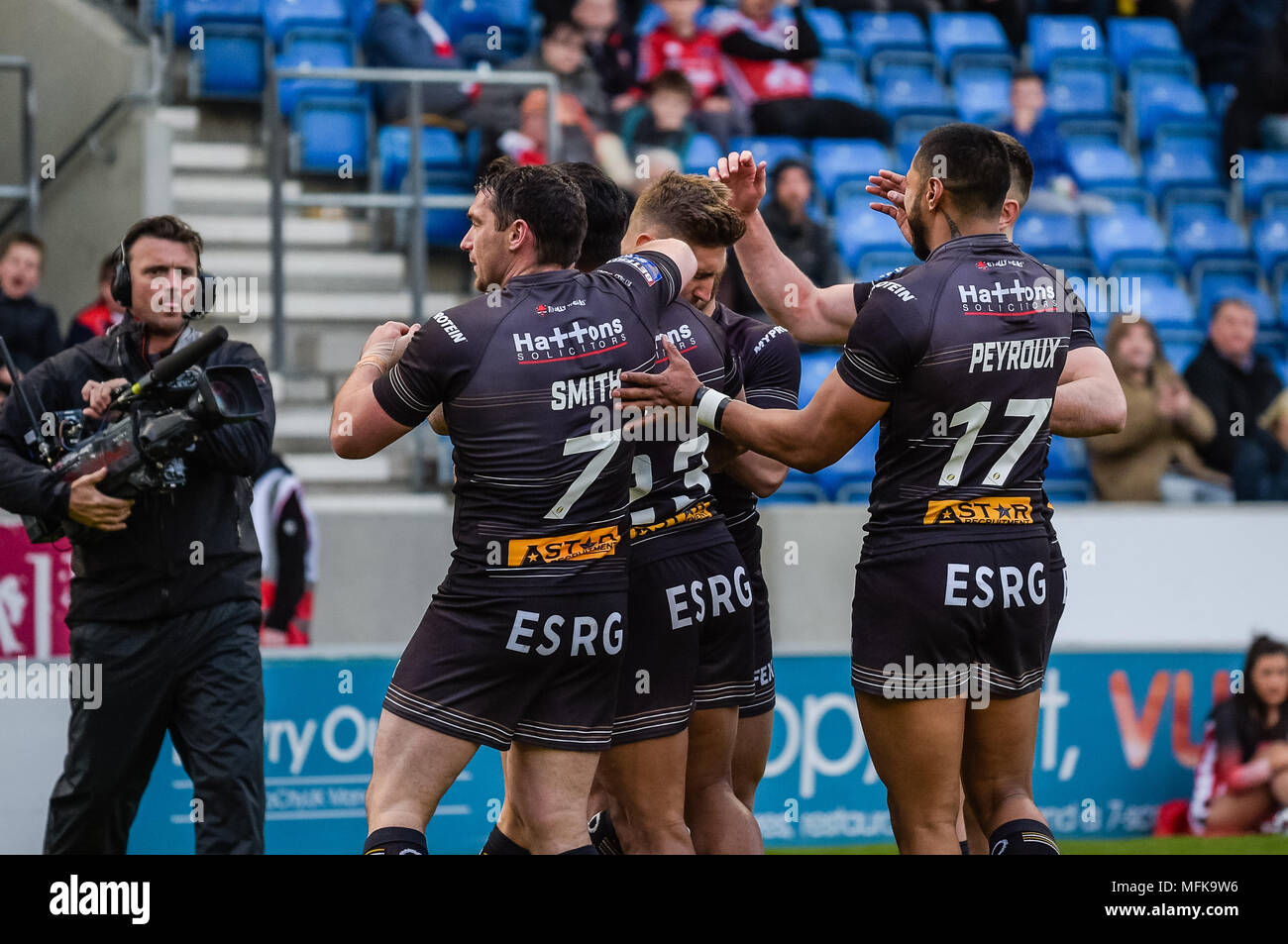 Manchester, Großbritannien. 26 April 2018, AJ Bell Stadium, Manchester, England; Betfred Super League Rugby, Runde 13, Salford Roten Teufel v St Helens; Tom Makinson von St Helens feiert über gehen für einen Versuch mit seinem Teamkollegen Credit: Aktuelles Bilder/Alamy leben Nachrichten Stockfoto