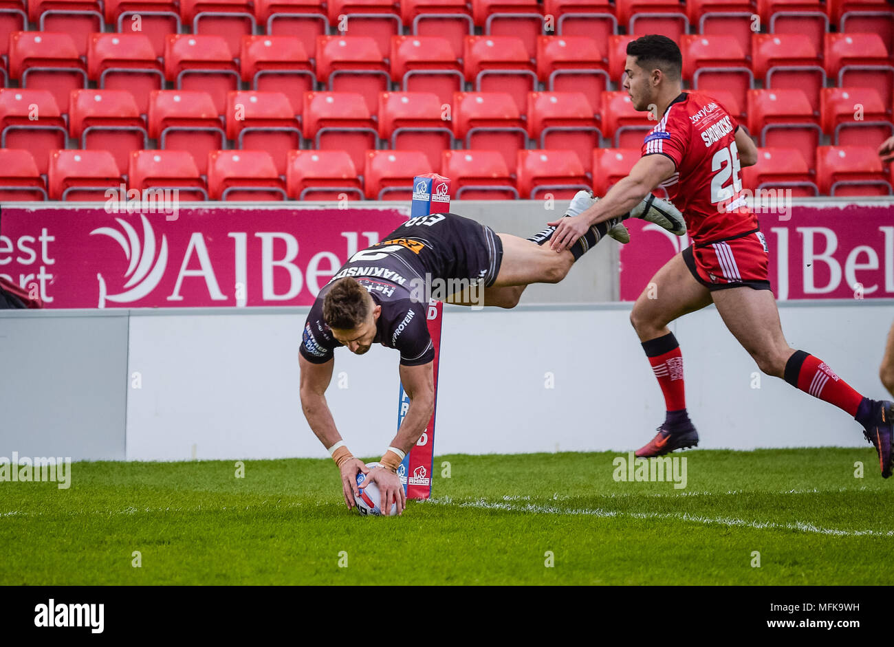 Manchester, Großbritannien. 26 April 2018, AJ Bell Stadium, Manchester, England; Betfred Super League Rugby, Runde 13, Salford Roten Teufel v St Helens; Tom Makinson von St Helens geht über für einen Versuch der Credit: Aktuelles Bilder/Alamy leben Nachrichten Stockfoto