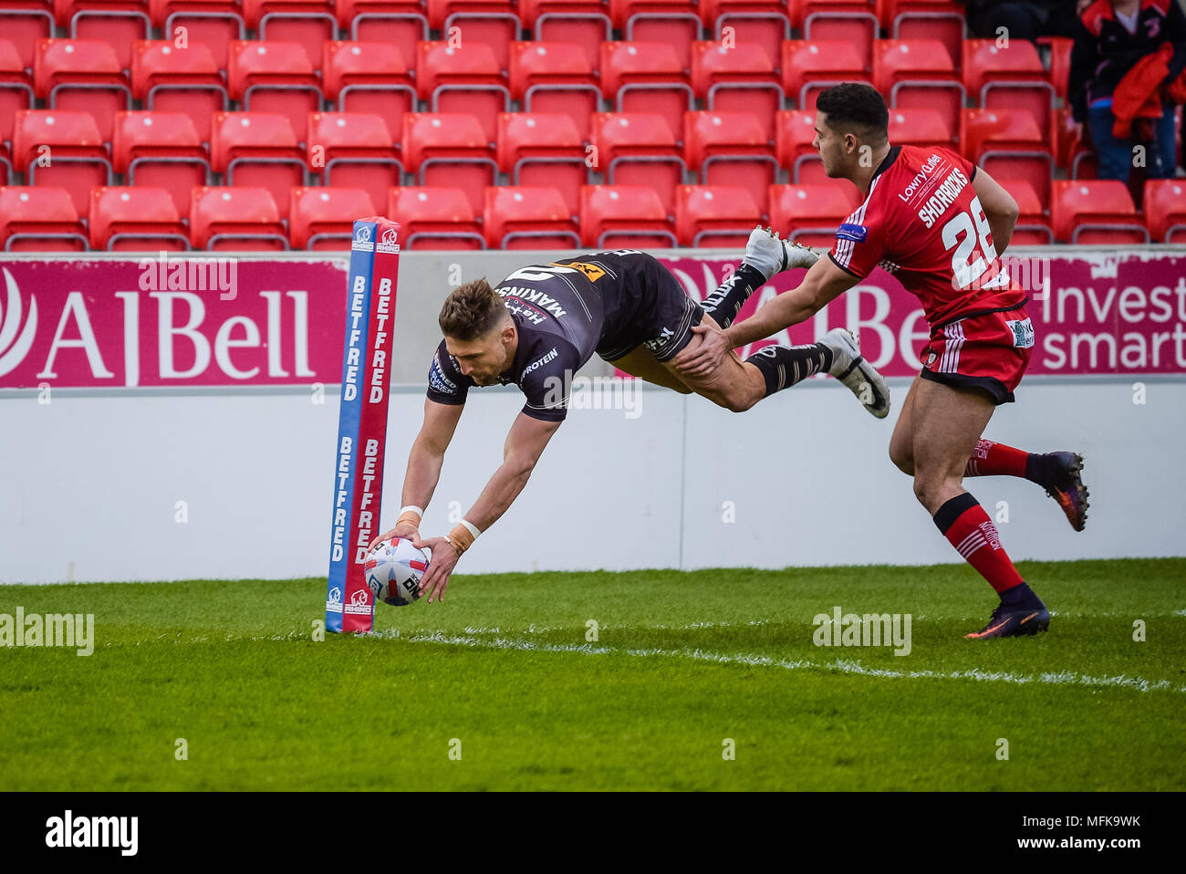 Manchester, Großbritannien. 26 April 2018, AJ Bell Stadium, Manchester, England; Betfred Super League Rugby, Runde 13, Salford Roten Teufel v St Helens; Tom Makinson von St Helens geht über für einen Versuch der Credit: Aktuelles Bilder/Alamy leben Nachrichten Stockfoto