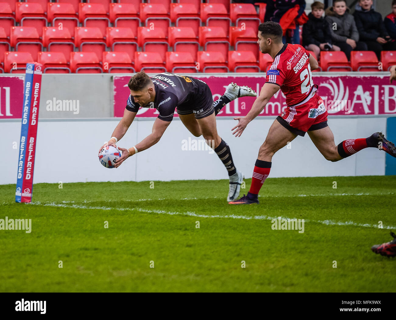 Manchester, Großbritannien. 26 April 2018, AJ Bell Stadium, Manchester, England; Betfred Super League Rugby, Runde 13, Salford Roten Teufel v St Helens; Tom Makinson von St Helens geht über für einen Versuch der Credit: Aktuelles Bilder/Alamy leben Nachrichten Stockfoto