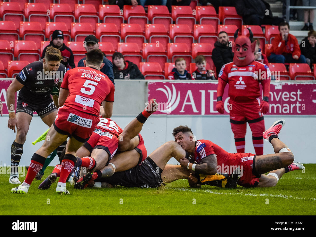Manchester, Großbritannien. 26 April 2018, AJ Bell Stadium, Manchester, England; Betfred Super League Rugby, Runde 13, Salford Roten Teufel v St Helens; Ryan Morgan von St Helens geht über für einen Versuch der Credit: Aktuelles Bilder/Alamy leben Nachrichten Stockfoto