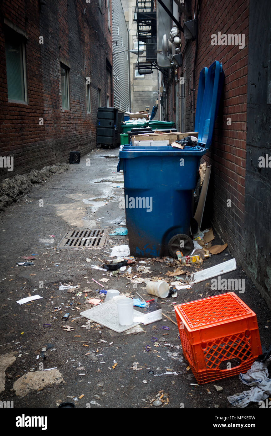 Große, überquellenden Mülltonnen in einer Gasse in Pittsburgh, Pennsylvania, USA Stockfoto