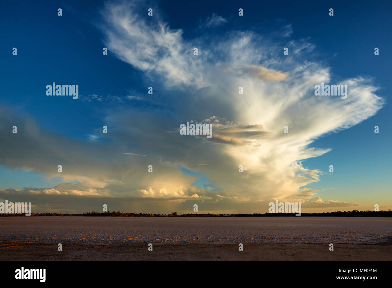 Schwache Wetter vorne Ansätze See Crosbie im Murrya Sonnenuntergang National Park, Victoria, Australien. Stockfoto