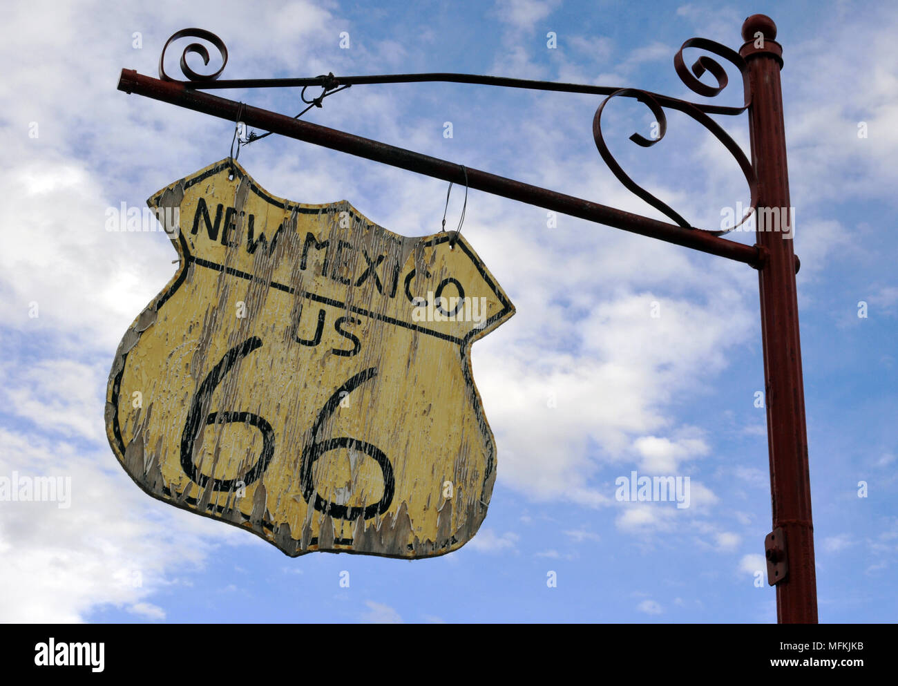 Ein verblasstes, handgefertigte UNS 66 Schild auf eine Stelle außerhalb des ehemaligen Acoma Curio Shop im Route 66 Dorf San Fidel, New Mexiko hängt. Stockfoto