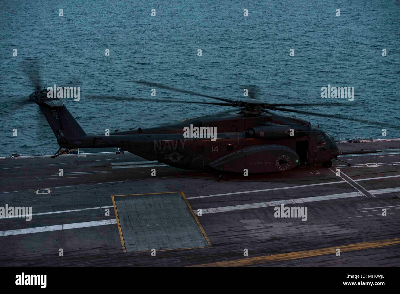 180423-N-UV-609-0035 ATLANTIK (23. April 2018) Einem MH-53E Sea Dragon aus Hubschrauber meine Gegenmaßnahmen Squadron (HM) 14 landet auf dem Flugdeck an Bord der Flugzeugträger USS George H.W. Bush (CVN 77). Das Schiff ist im Gange, die Durchführung von routinemäßigen Übungen Träger bereit zu halten. (U.S. Marine Foto von Mass Communication Specialist 2. Klasse David Mora Jr.) Stockfoto