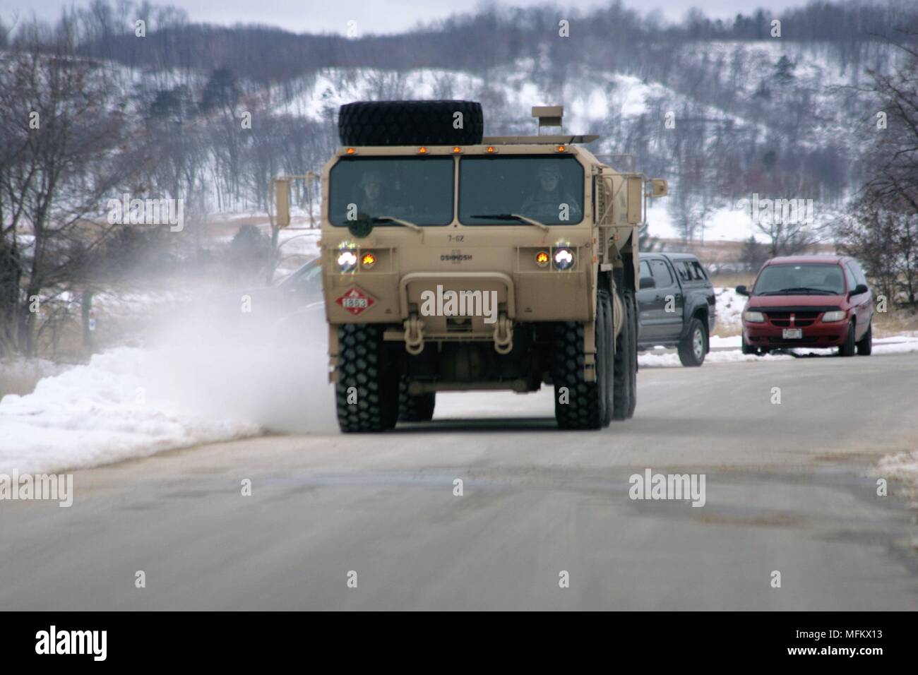 Teilnehmenden Soldaten in Betrieb Cold Steel II ein militärfahrzeug von Bereich 26 Laufwerk am 18. April 2018, am Fort McCoy, Wis Betrieb Cold Steel II ist der Armee finden Crew - Serviert Waffen Qualifizierung und Validierung ausüben, um sicherzustellen, dass America's Army Reserve Einheiten und Soldaten ausgebildet sind und bereit, kurzfristig als Teil bereit, Kraft x Cold Steel II Task Force Triade bereitstellen, die von der Theater 416th Engineer Befehl gehostet wird, wird das Training am Fort McCoy bis zum 31. Mai. Mehr als 3.000 Soldaten sind an diesem montiert Crew - Serviert Waffen Qualifizierungsmaßnahmen. (U.S. Armee Pho Stockfoto