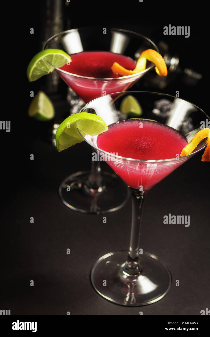 Alkohol cocktail Cosmopolitan mit Kalk auf schwarzem Hintergrund Stockfoto