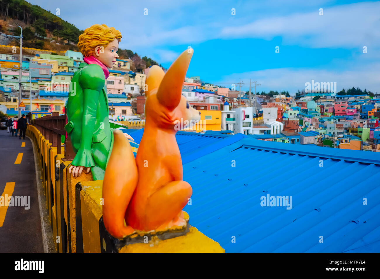 Gamcheon Kultur Dorf in Busan, Südkorea. Bunte Statue des Jungen mit Kaninchen bei Gamcheon Kultur Dorf in Busan, Südkorea. Stockfoto