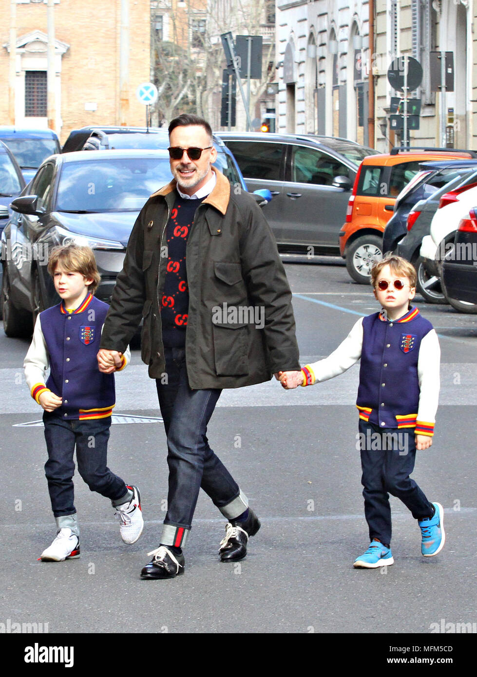 Elton John und Ehemann David versorgen Urlaub mit ihren zwei Söhnen in Rom, Italien mit: David versorgen, Elia, Zachary Wo: Rom, Italien Wann: 24 Mar 2018 Credit: IPA/WENN.com ** Nur für die Veröffentlichung in Großbritannien, den USA, Deutschland, Österreich, Schweiz ** verfügbar Stockfoto