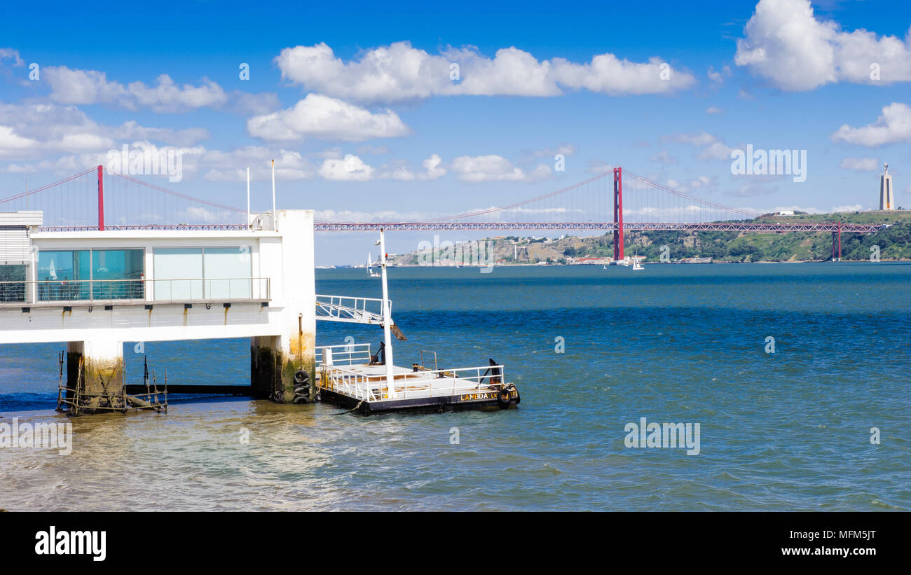 Brücke 25. April in Lissabon, Portugal. Es war am 6. August 1966 eingeweiht. Stockfoto