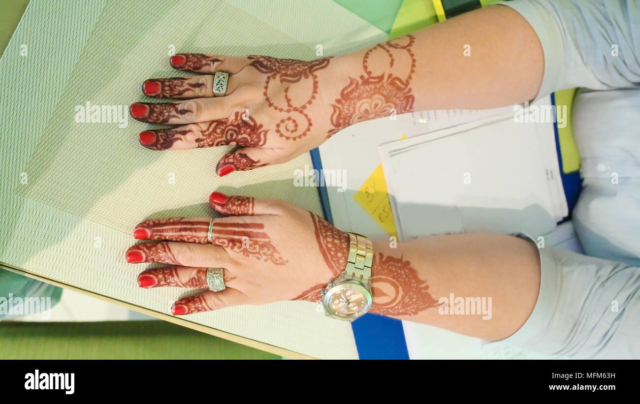 Henna ist in den Händen einer Frau. Dubai. Stockfoto