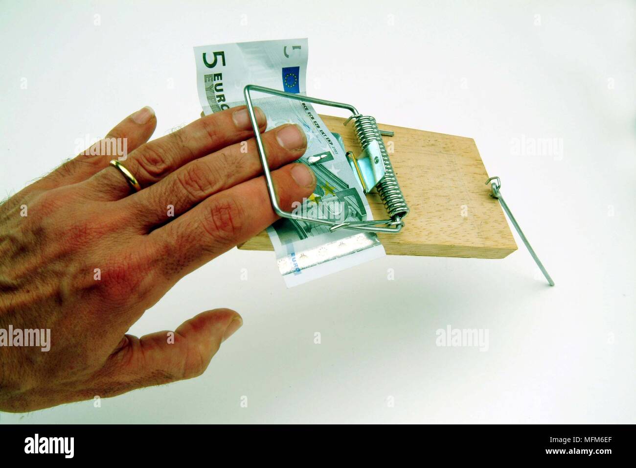 Finger gefangen in einer Mausefalle, mit fünf Euro bank Hinweis geködert wurde. Zeigt, ob die Eingabe des Europäischen Währungssystems einen gefährlichen ist ein Stockfoto