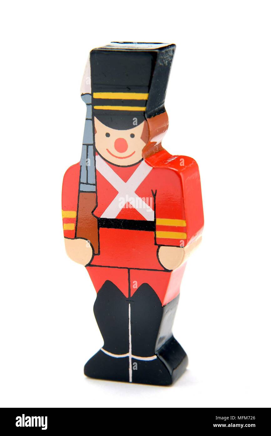 Ein hell gestrichenen traditionelles Holzspielzeug für eine vereinfachende Abbildung eines Soldaten zu Aufmerksamkeit und Wache mit seinem Gewehr. Bandphoto/VORGESCHRIEBEN Stockfoto
