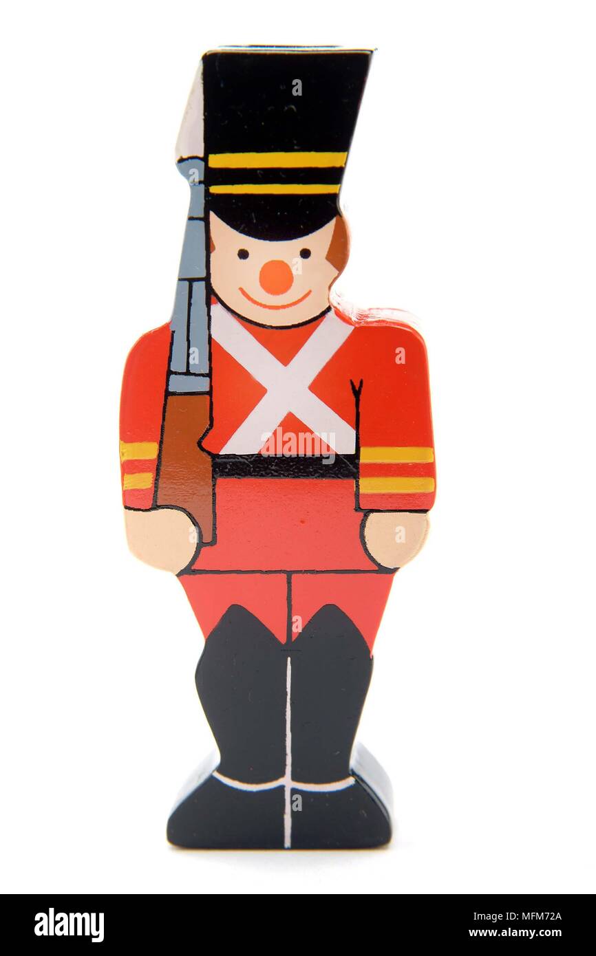 Ein hell lackierten Holz- Spielzeug von einer stark vereinfachten Abbildung eines Soldaten auf Wache an Aufmerksamkeit mit einem Gewehr. Bandphoto/VORGESCHRIEBEN CREDIT: Hotshoe/Pho Stockfoto