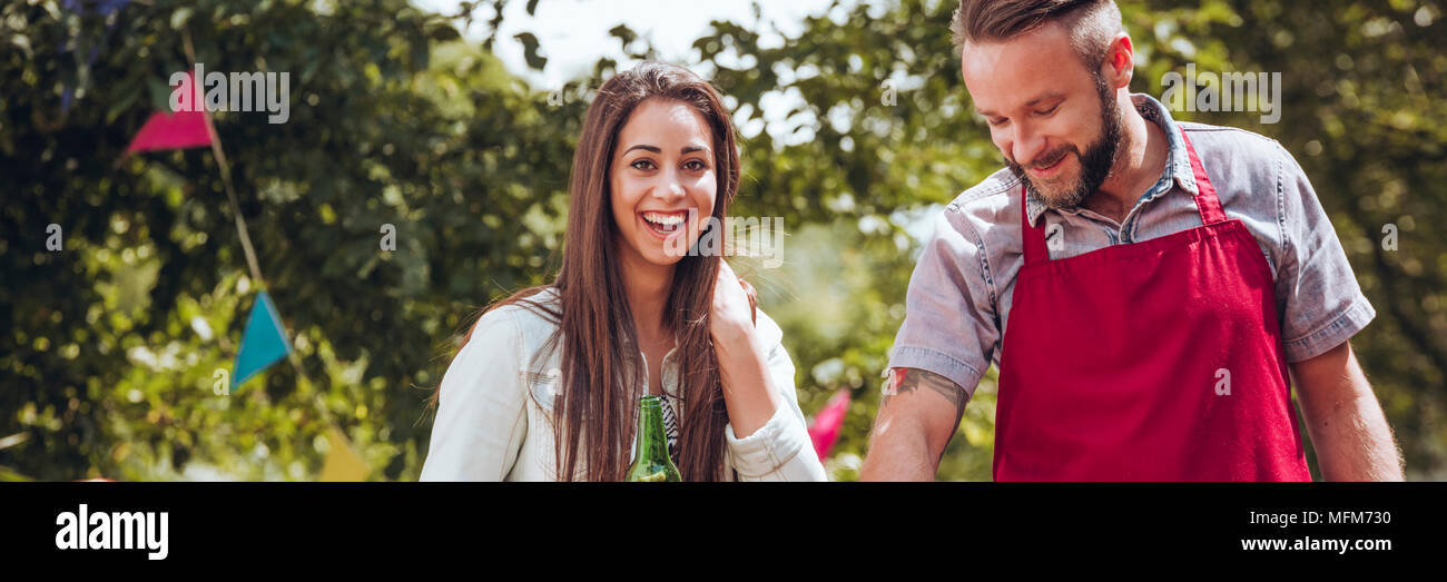 Freunde Spaß beim Grillen im Garten im Sommer Stockfoto