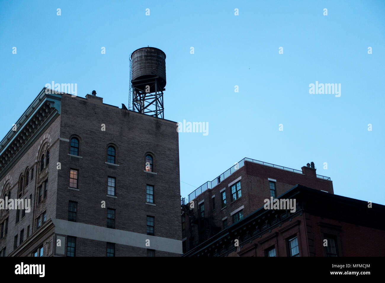 Wasserturm auf dem Dach des New York City Gebäude Stockfoto