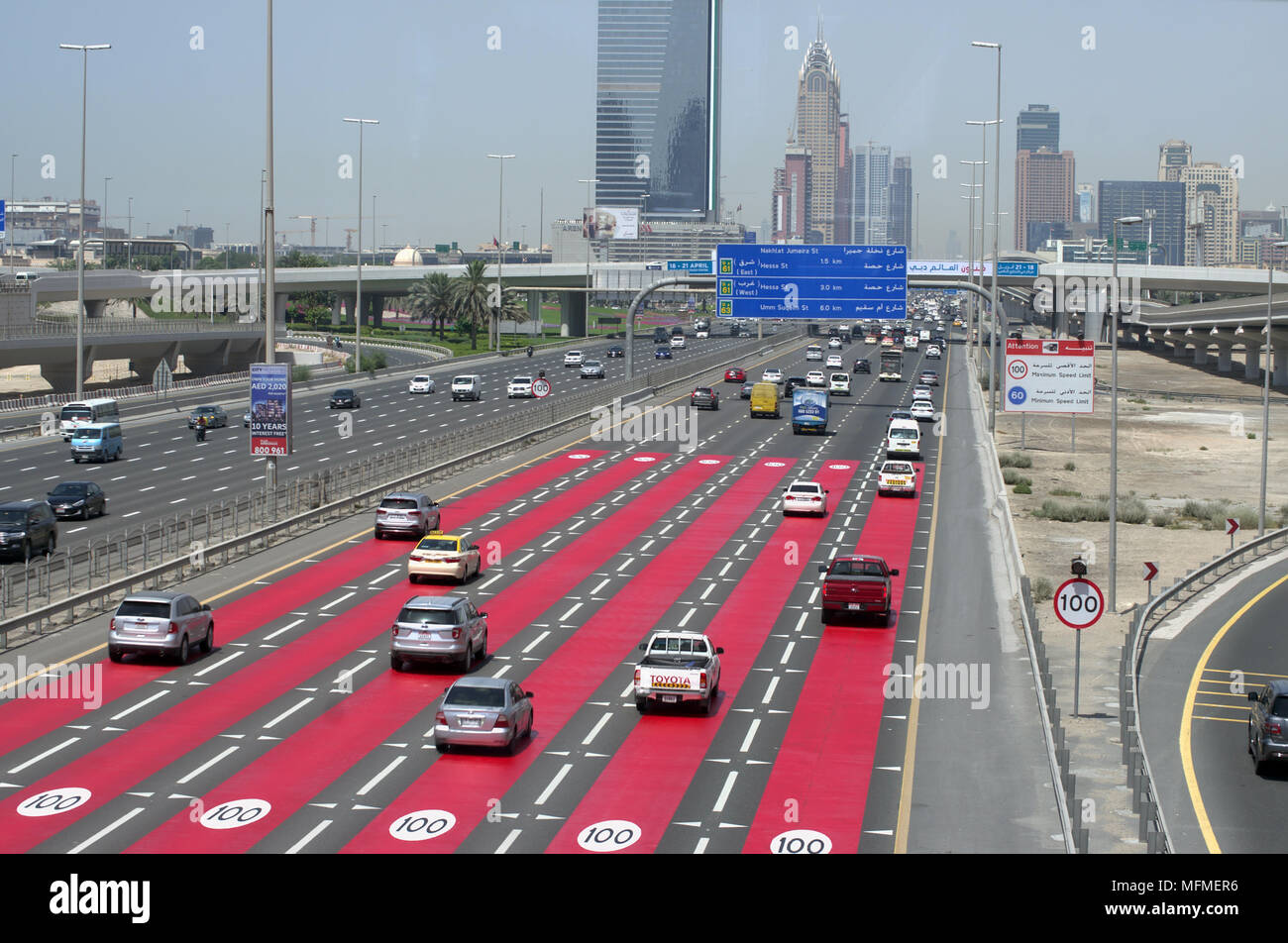 Dubai, Vereinigte Arabische Emirate - 21 April, 2018. 6-spurige Autobahn mit hoher Geschwindigkeit und einem Strom von Autos, die in den Business Center reisen. Die Höchstgeschwindigkeit wird Stockfoto