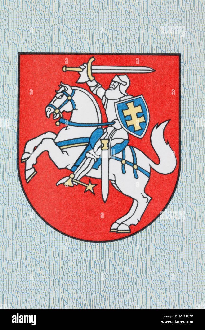 VILNIUS, LITAUEN - 24. April 2018: Das Wappen des Litauischen auf die Seite gedruckt, der ungültigen alten Reisepass. Dieses Design wurde 1992 verwendet. Stockfoto