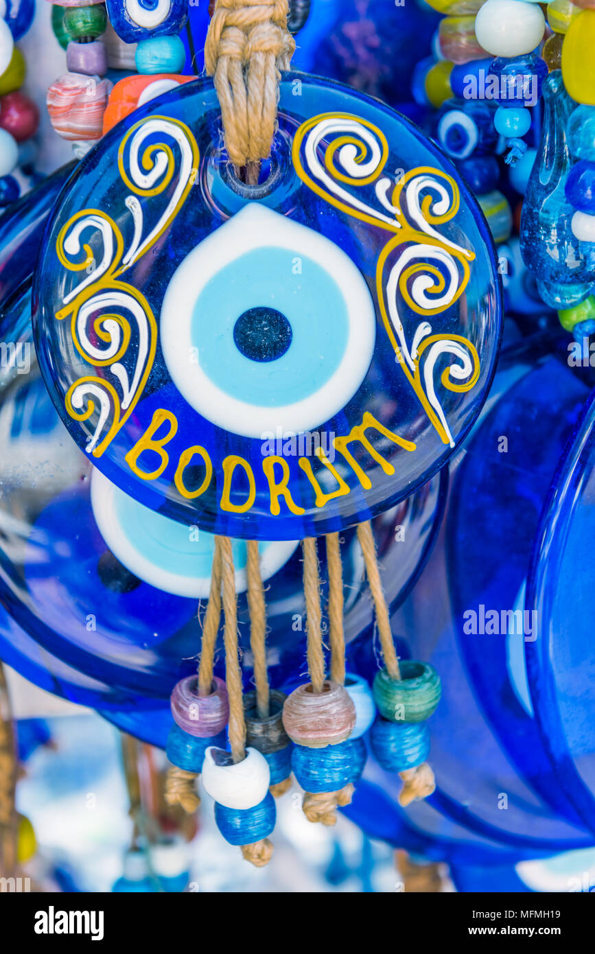 Andere Art von Blue souvenirs über die Stadt Bodrum, ein beliebtes Ziel in Mugla, Türkei. Am 23. August 2017. Stockfoto