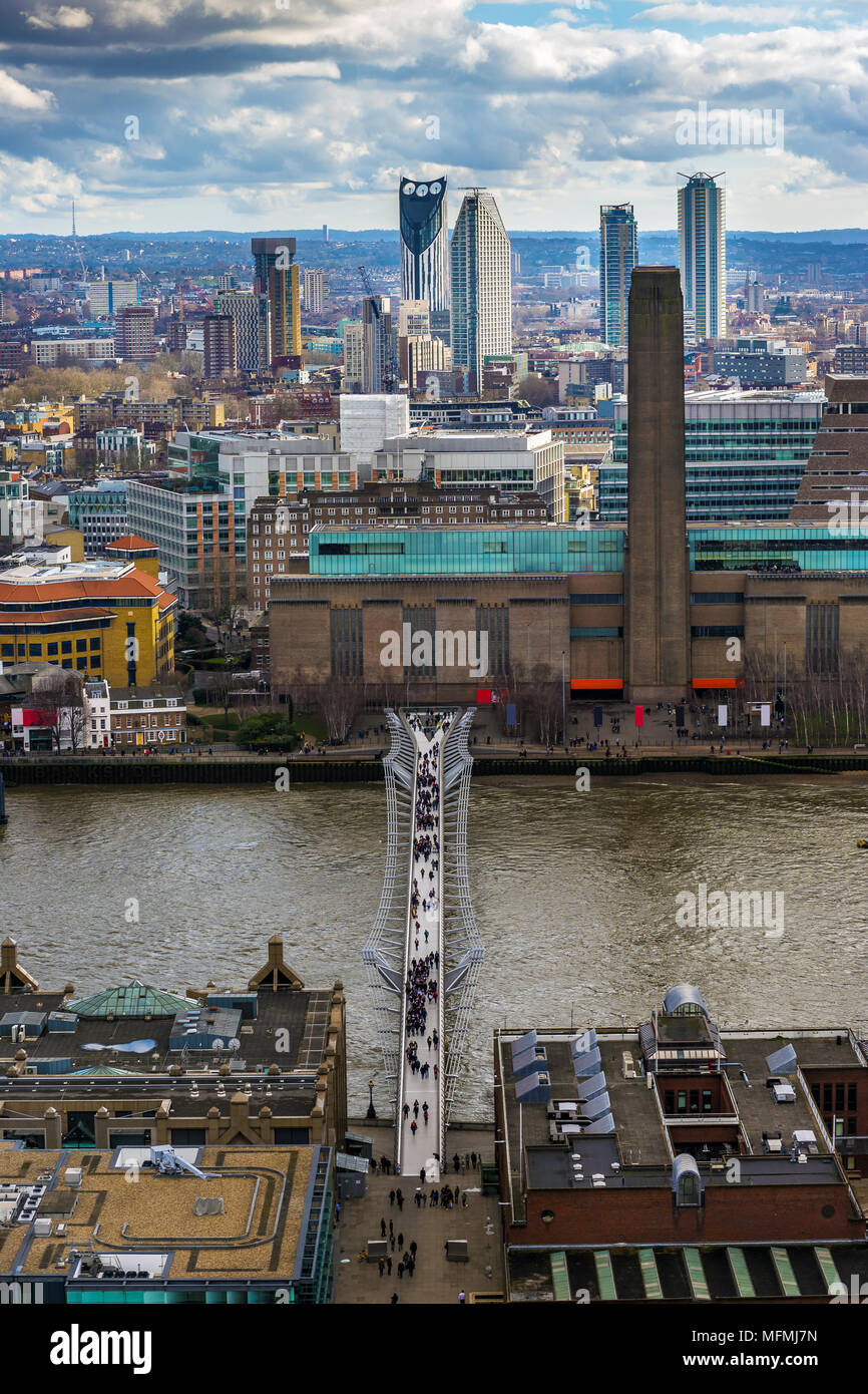 London, England - Panoramablick Luftbild von Süden Londons mit Millennium Bridge, berühmten Museum und Wolkenkratzer im Hintergrund Stockfoto