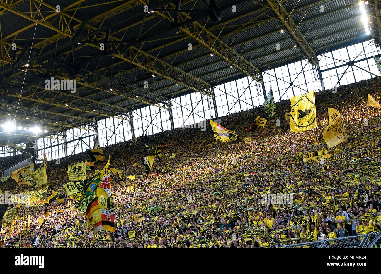 Die Anhänger von Borussia Dortmund mit Fahnen auf der Südterrasse des Signal Iduna Park. Stockfoto