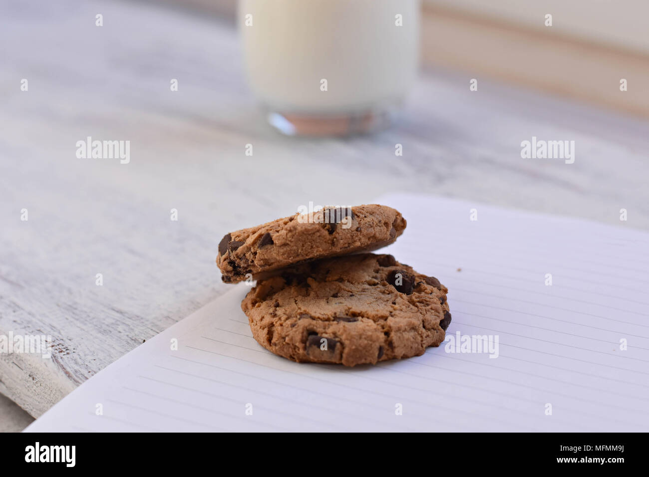 Chocolate Chips Cookies/Cookies/und gesunden Glas Milch am hellen Hintergrund/Gesunden morgen Stockfoto