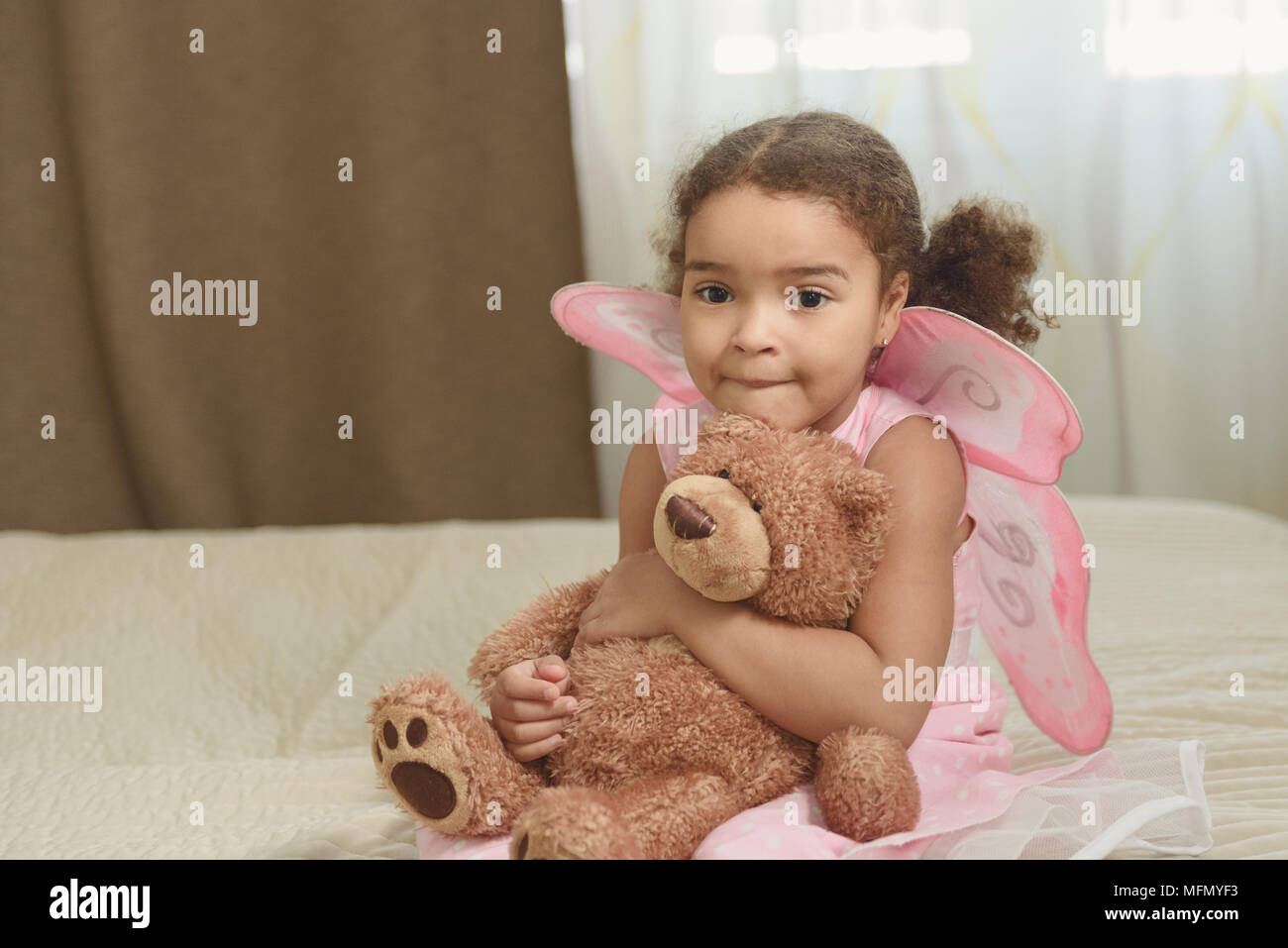 Kleines Mädchen andLonely Teddybär, einsamer Teddybär im Haus Stockfoto