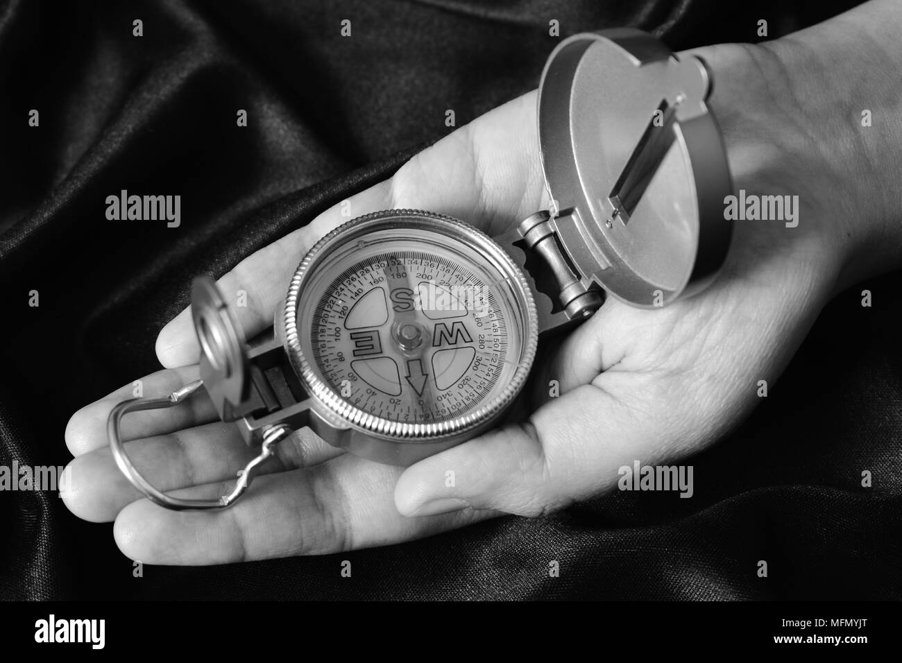 Ein magnetischer Kompass in der Hand. Stockfoto