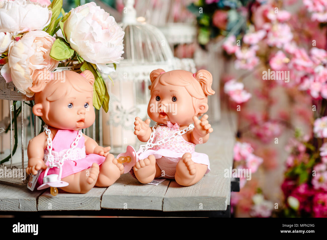 Schöne Mädchen, Puppe mit Blumen, Blumen, Bouquet, Kranz gebunden Bogen, butterly und funkelt. Stockfoto