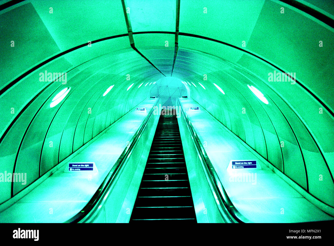 Low Angle View der Rolltreppe in einer U-Bahn-Station Ref: CRB 342_10012_039 obligatorische Credit: Peter Müller/Photoshot Stockfoto