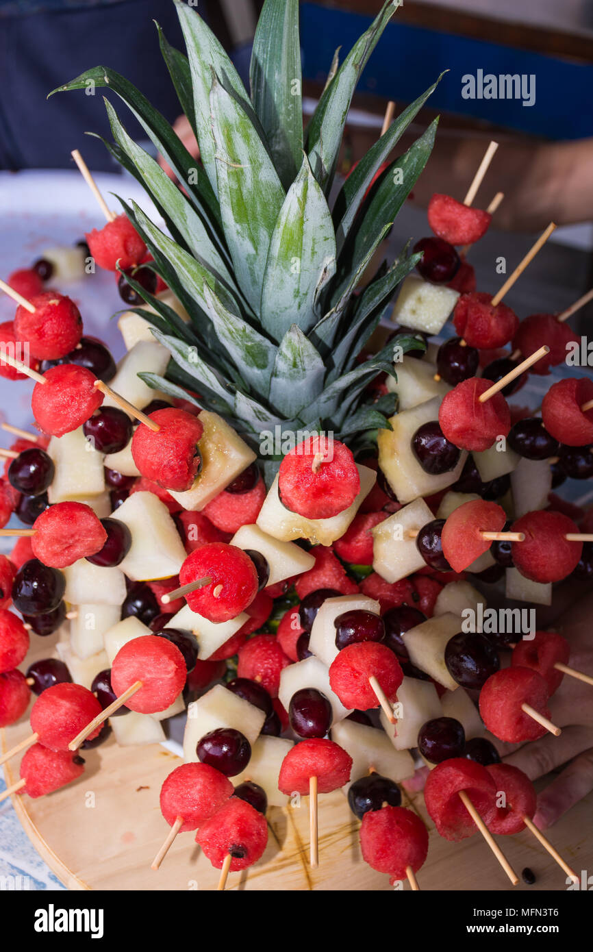 Obstspiesse Enthalten Verschiedene Fruchte Typische Sommer Essen Essen Sie Am Meer Oder Am Strand Unter Dem Dach Aber Auch Am Buffet Als Refreshmen Stockfotografie Alamy