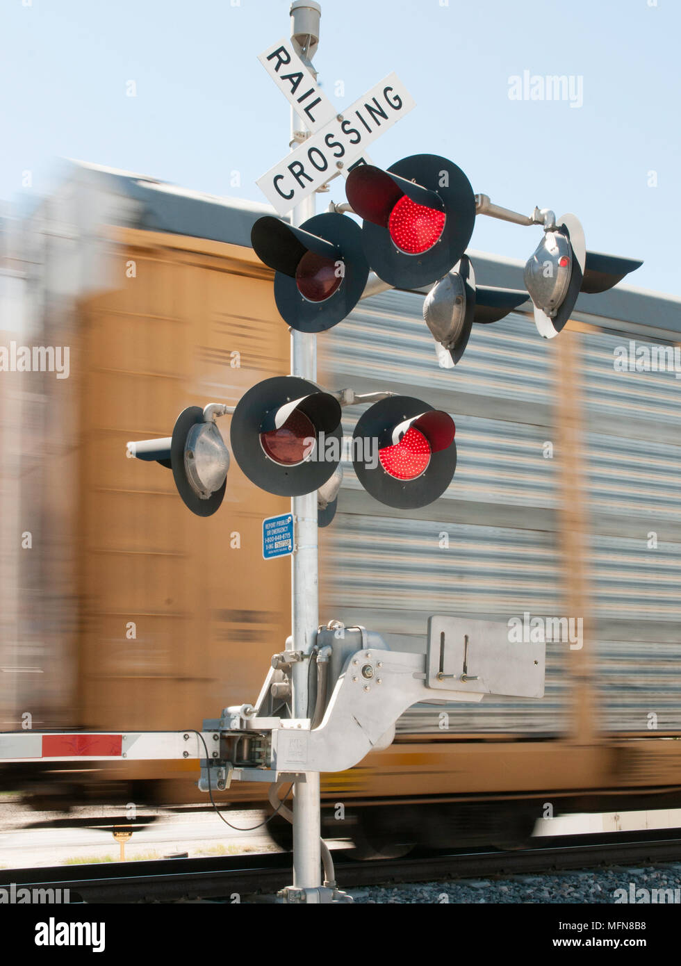 Zug Beschleunigung von bahnübergang Zeichen Stockfoto